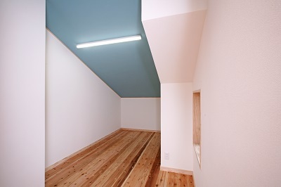 屋根勾配を利用した屋根裏風の子供部屋。 屋根勾配を利用した屋根裏風の子供部屋。