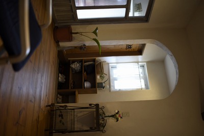 インディゴブルーの扉が印象的な玄関には飾り棚やお母様のアトリエに直行できるドアを設置。リビングへのくぐり戸はアーチ状に インディゴブルーの扉が印象的な玄関には飾り棚やお母様のアトリエに直行できるドアを設置。リビングへのくぐり戸はアーチ状に