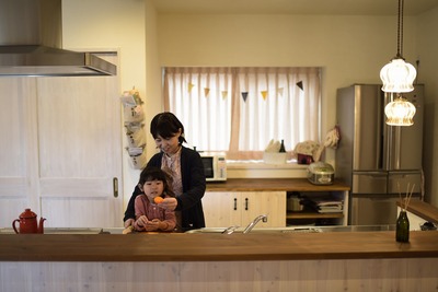 リビングダイニングに目が行き届くアイランドキッチン。背面収納とパントリーは造作。収納するアイテムのサイズに合わせて設計したので使いやすく、常にすっきりした状態をキープできる。 リビングダイニングに目が行き届くアイランドキッチン。背面収納とパントリーは造作。収納するアイテムのサイズに合わせて設計したので使いやすく、常にすっきりした状態をキープできる。