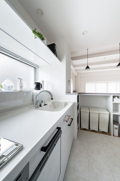 キッチン中。造作ｶｳﾝﾀｰ中も無駄なく収納。