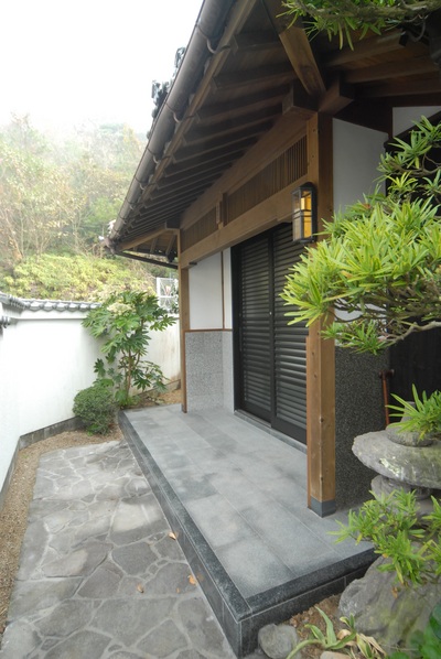 サッシを入れ替え、雰囲気が変化した玄関ポーチ。 サッシを入れ替え、雰囲気が変化した玄関ポーチ。