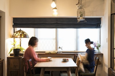 カフェーのようなダイニング。大きな出窓の天板面積を広げたことで、今まで閉っていた思い出の物をディスプレでき、楽しみも広げそう。ご家族や友人たちにもたくさん集まる機会も増えた。