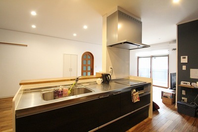 以前は、壁面に向かって配置されていたI型キッチンを対面型へ。キッチン周りには大容量の収納スペースを確保。