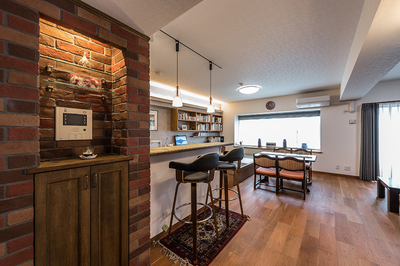 リビングに入ると左隣に懐かしいアンティックレンガを貼ってみました。手作り感があり温かみのある雰囲気になりました。 リビングに入ると左隣に懐かしいアンティックレンガを貼ってみました。手作り感があり温かみのある雰囲気になりました。