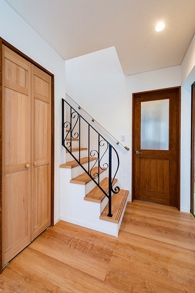 階段材は、リクシルの既製品で巾木をつけずにシンプルにすっきりと見せるようにしています 階段材は、リクシルの既製品で巾木をつけずにシンプルにすっきりと見せるようにしています