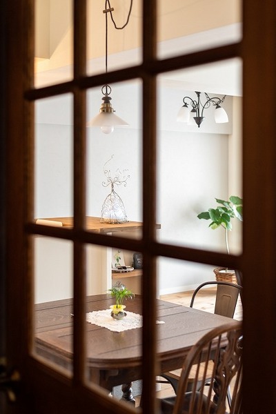 廊下に優しい光がこぼれる、無垢のワイドサイズのリビングドア 廊下に優しい光がこぼれる、無垢のワイドサイズのリビングドア