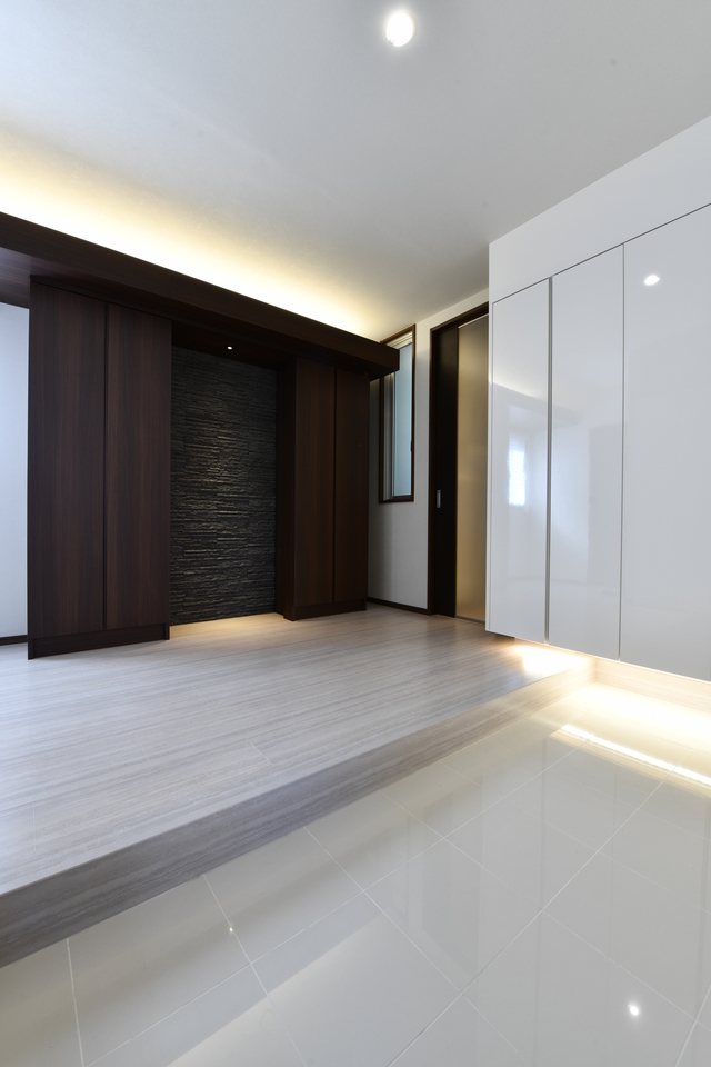 玄関土間はシンプルモダンになるように大理石貼りにし収納は総てオリジナルで作っています。収納の中央は間接貼りにし、間接照明を多用しています。