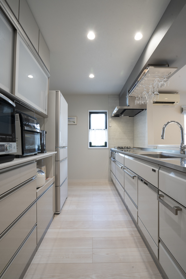 料理が趣味なので、作業ペースが広いキッチンをオーダー。
お掃除のしやすいステンレス素材なのもポイント。
足元部分には床暖房を取り入れた。