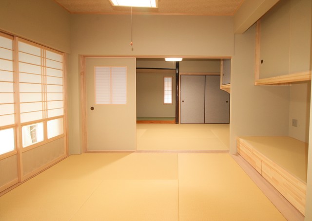 吊り押入れが印象的な和室。