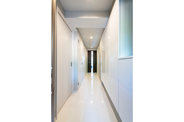 玄関は大理石を張り、廊下は大理石風のフローリングで一体感を出しています。
シューズクロークも大きくして足元を浮かせて間接照明を入れています。 玄関は大理石を張り、廊下は大理石風のフローリングで一体感を出しています。
シューズクロークも大きくして足元を浮かせて間接照明を入れています。