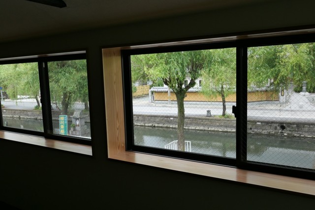 窓側にはカウンターをつけるようにしていて、和風喫茶にすれば、街並みの風情や川下りの様子を観れる最適な場所と言えそうです。 窓側にはカウンターをつけるようにしていて、和風喫茶にすれば、街並みの風情や川下りの様子を観れる最適な場所と言えそうです。