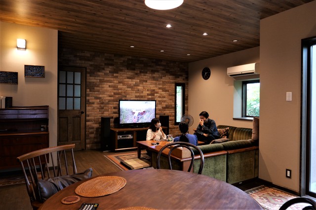 テレビ背面のブリックタイルは担当者と一緒に悩んで決められました。ソファやテレビボードは買い替えを検討されていましたがこの空間にとてもぴったり合っています。天井は玄関ホールからLDK全体、洗面室まで木目のクロスを採用しており、一体感のある落ち着いた空間になっています。