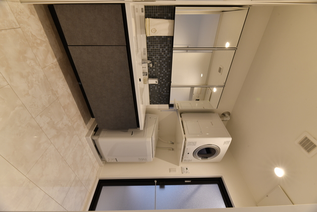 3階にあった水まわりスペースは、効率の良い生活動線を考えて2階に移動。深いブルーのタイルが、程よいアクセントになっている