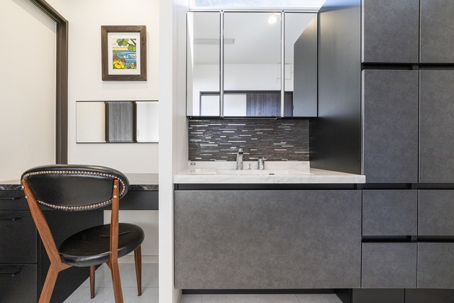 洗顔後に身だしなみを整えることができるように、ドレッサーを設けた洗面化粧台。先進の設備は、暮らしを便利に変えてくれるはず 洗顔後に身だしなみを整えることができるように、ドレッサーを設けた洗面化粧台。先進の設備は、暮らしを便利に変えてくれるはず