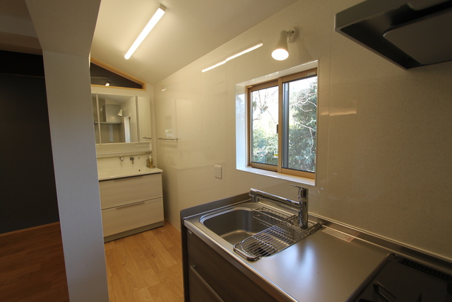 奥まった洗面台の上には新たに採光に配慮した窓を新設。