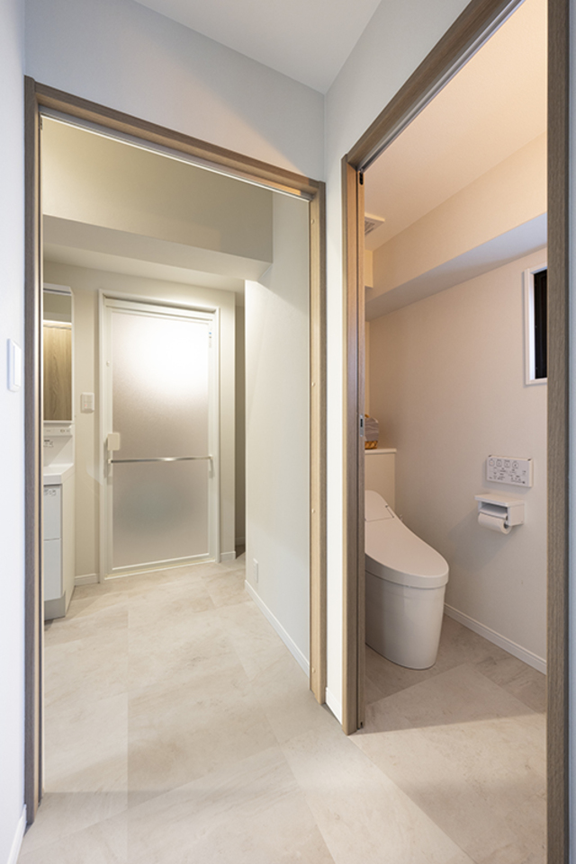 トイレ・洗面・キッチンの水回りは回遊できる間取へ。
将来を見据えて水廻りそれぞれにあった段差を1か所にまとめ、段差のあるところ、ないところは床材を分け、夜間の安全のため足元灯も設置。 トイレ・洗面・キッチンの水回りは回遊できる間取へ。
将来を見据えて水廻りそれぞれにあった段差を1か所にまとめ、段差のあるところ、ないところは床材を分け、夜間の安全のため足元灯も設置。
