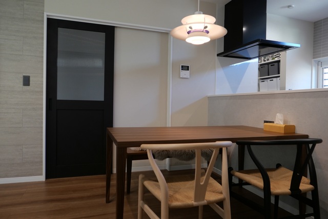 家族団らんのダイニングには、奥様念願のルイスポールセンPH5のペンダントライトを取り付けました。
リビングドアはネイビーにし、ガラス部はすりガラスにしました。