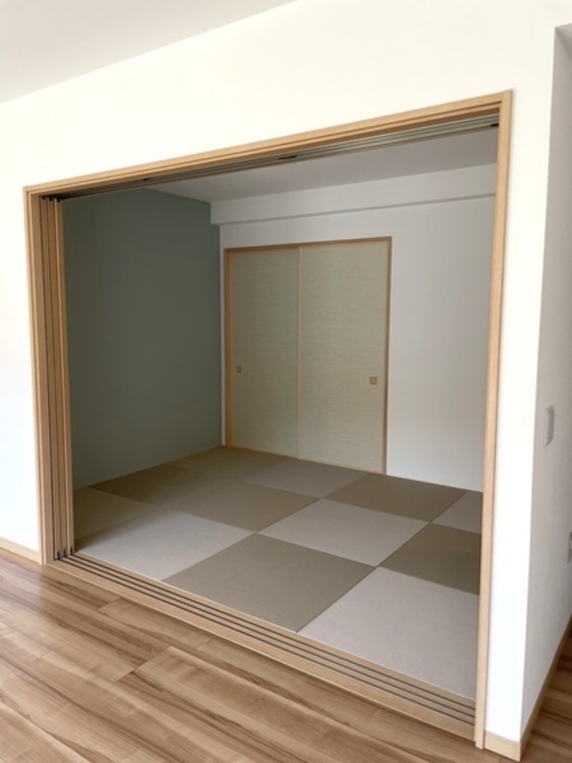 井草の畳からフローリングに馴染みやすく変色しにくい和紙畳へ変更しました。建具も三枚引込戸に変更し、広々とした空間になりました。