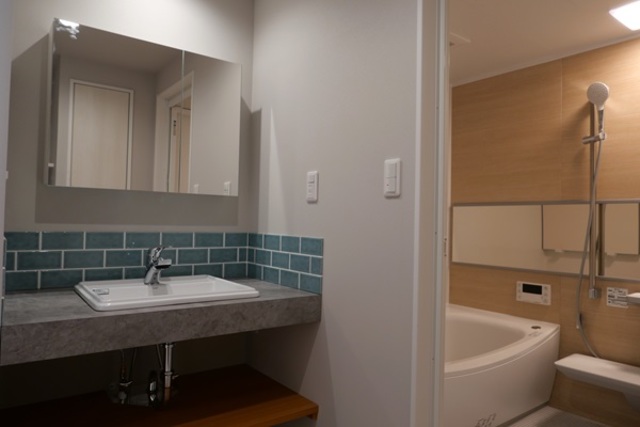 洗面は造作しました。
鏡からタイル、洗面ボウルに水栓とオリジナルの洗面台で朝の準備も楽しくなります。
横にはニッチも造りました。