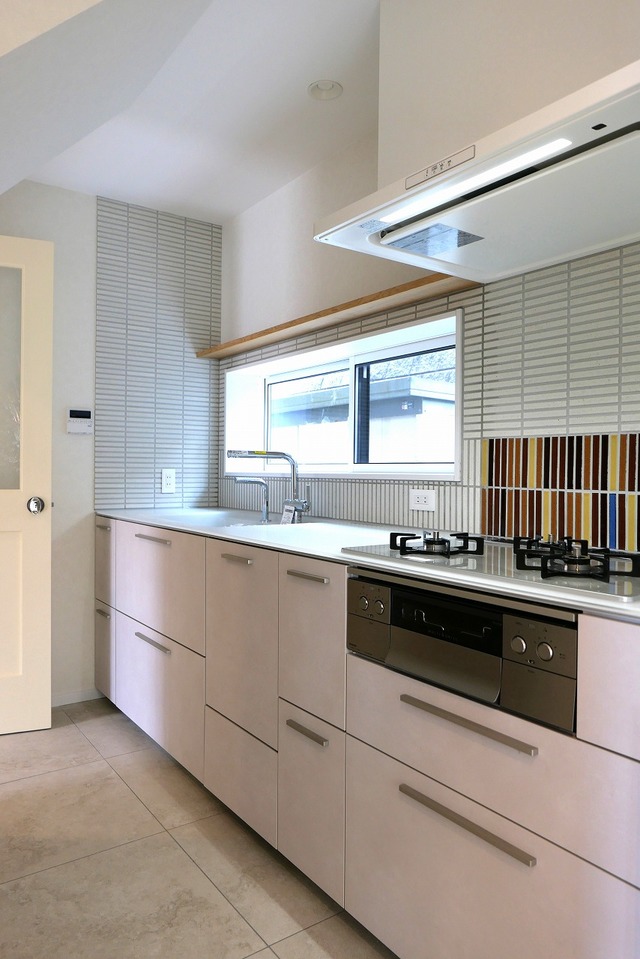 キッチンには、奥様こだわりのタイルを施工しています。
シンプルなキッチンにアクセントとして、換気扇の前のみ色とりどりのタイルにしました。 キッチンには、奥様こだわりのタイルを施工しています。
シンプルなキッチンにアクセントとして、換気扇の前のみ色とりどりのタイルにしました。