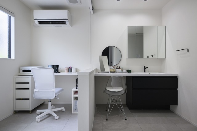 ネイルのサロンスペースと、洗面スペース。
ブラインドで仕切ることが可能。