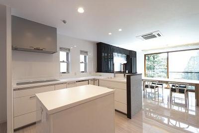 大型L型キッチンの空間は、以前と比べ明るい空間になりました。 大型L型キッチンの空間は、以前と比べ明るい空間になりました。