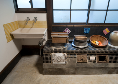 愛らしいタイルを貼って化粧なおしされたかまど 愛らしいタイルを貼って化粧なおしされたかまど