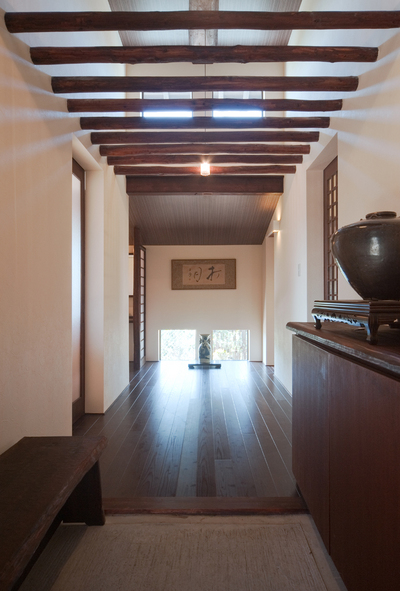 丸太を渡した玄関ロビー