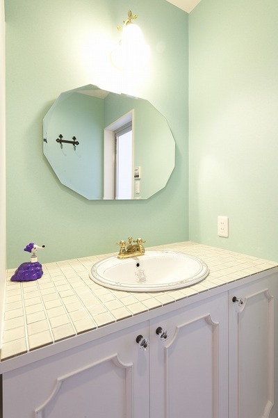 　洗面はポップで清潔ある空間に！