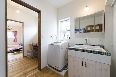 サニタリースペースの横には家事室と収納スペース。
家事室の奥にはリビングからも出入りできる主寝室があります。 サニタリースペースの横には家事室と収納スペース。
家事室の奥にはリビングからも出入りできる主寝室があります。