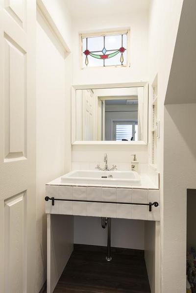 一番人気の造作洗面台です。上は明り取りで奥様がお気に入りのステンドガラスを入れました。 一番人気の造作洗面台です。上は明り取りで奥様がお気に入りのステンドガラスを入れました。