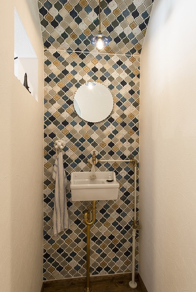 玄関横のお手洗いやトイレの輸入クロスなどもみどころ! 玄関横のお手洗いやトイレの輸入クロスなどもみどころ!