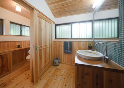 玄関近くのトイレ入口に、手洗い用の手水鉢を設置。
帰宅後もさっと手洗いができ、来客の方にも気持ちよく使用していただけます。