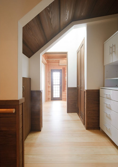 リフォーム前は全く日が入らず、昼間でも照明をつけなければならなかった建物の中央。天窓を設け明るさを確保しました。 リフォーム前は全く日が入らず、昼間でも照明をつけなければならなかった建物の中央。天窓を設け明るさを確保しました。