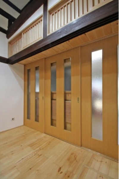 キッチン前のカウンターを折りたたみ建具を引けばダイニングとキッチンを仕切ることができる。 キッチン前のカウンターを折りたたみ建具を引けばダイニングとキッチンを仕切ることができる。