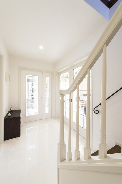 玄関ホールのドアは、重厚感のあるステンドガラスの親子ドア
が迎えてくれます。 玄関ホールのドアは、重厚感のあるステンドガラスの親子ドア
が迎えてくれます。