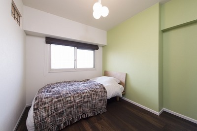 元々カビが酷かった北側のお母様の部屋。通風の良い間取りにしパインの無垢フローリングを貼ることで湿気を調湿しました。 元々カビが酷かった北側のお母様の部屋。通風の良い間取りにしパインの無垢フローリングを貼ることで湿気を調湿しました。