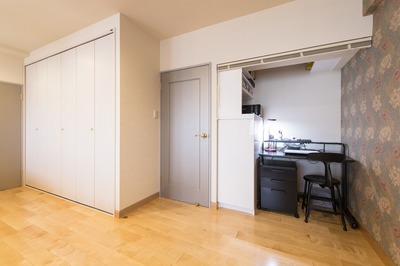 子供部屋2室を使って、寝室へ。ウィリアムモリスの壁紙がイギリスアンティークの家具を際立たせる。
かつて押入れだったスペースはパソコンスペースへ。
上部のデットスペースは本棚にすることで、余すことなくスペースを活用できた。