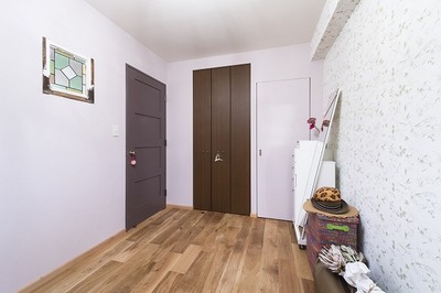 玄関を入ってすぐの場所にある洋室はウォークインクローゼット兼ゲストルームとして使っている。光があまり貼らないので華やかなアクセントクロスで明るさを演出。