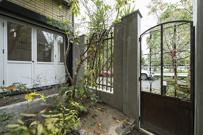 お客様はお庭から案内するため、重厚な門扉を付けました。