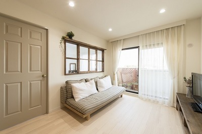 寝室との壁にはオリジナルで作った窓を。通称「おはよう窓」！
開口を広く、そしてリビングにも馴染むよう両引き分け式に。
バルコニーからこぼれる日差しをリビングまで運ぶのとともに、リビングで遊ぶ子供たちの様子も確認できて安心。