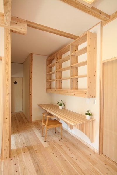 リビングからご実家へと続く廊下の一角にパソコンスペースを確保。備え付けの本棚とデスクは大工さんの造作。 リビングからご実家へと続く廊下の一角にパソコンスペースを確保。備え付けの本棚とデスクは大工さんの造作。