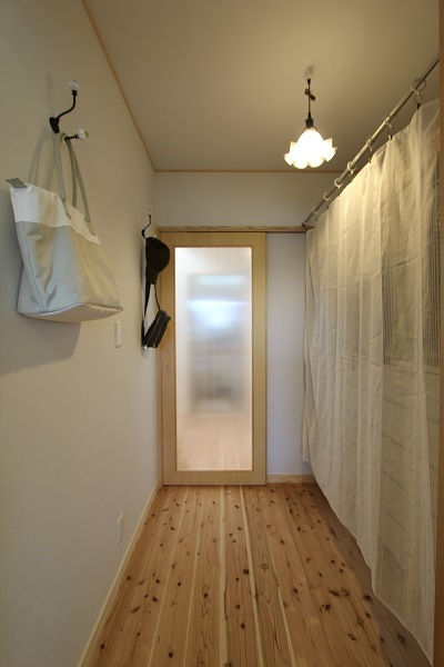 主寝室の隣につくった収納部屋。ここを通ればトイレや洗面室につながる便利な動線。