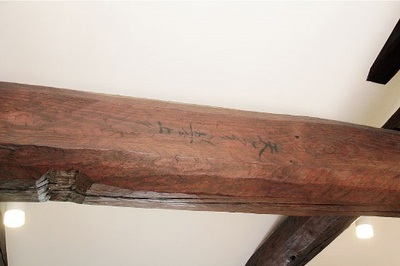 丸太梁に、建築当初大工さんによって書かれた文字が刻まれている。 丸太梁に、建築当初大工さんによって書かれた文字が刻まれている。