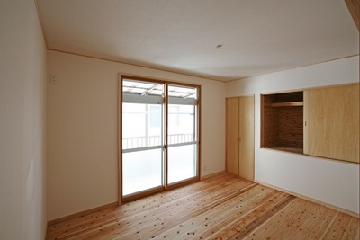 2階は一部をリノベーション。既存の建具をそのまま利用し、窓はペアガラスに変更しました。