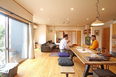 家族が増えるほどその暮らし方ややりたいことは十人十色、物も必然と増えてくる。家を楽しい場所にすることで、暮らしが豊かになることを気づかせてくれた。 家族が増えるほどその暮らし方ややりたいことは十人十色、物も必然と増えてくる。家を楽しい場所にすることで、暮らしが豊かになることを気づかせてくれた。