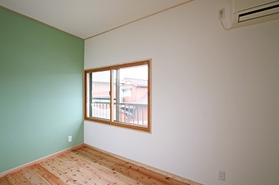 和室を洋室へ。1面のみ可愛い色のクロスを貼って楽しい子供部屋へ。 和室を洋室へ。1面のみ可愛い色のクロスを貼って楽しい子供部屋へ。