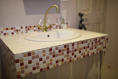 カラフルなモザイクタイルで造作した洗面所。