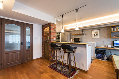 狭くて暗い廊下を広げて、憧れの親子ドアを設置。どこのマンションにも在りがちな縦長いLDKをL型に間取りを変えてみました。奥まったキッチンを手前に出して、奥にパントリースペースを設けました。これからは会話しながら料理もできるでしょう。 狭くて暗い廊下を広げて、憧れの親子ドアを設置。どこのマンションにも在りがちな縦長いLDKをL型に間取りを変えてみました。奥まったキッチンを手前に出して、奥にパントリースペースを設けました。これからは会話しながら料理もできるでしょう。