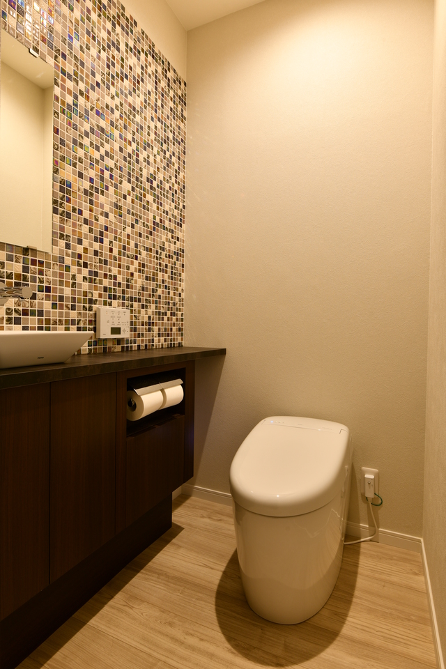 トイレは自動水栓にし手洗いカウンターはオリジナル制。煌めくモザイクタイルを貼っています。 トイレは自動水栓にし手洗いカウンターはオリジナル制。煌めくモザイクタイルを貼っています。